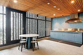 CBD High-rise 1-bed With Pool, Gym & Views