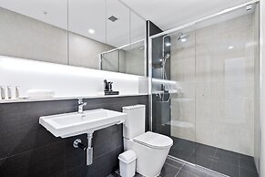 CBD High-rise 1-bed With Pool, Gym & Views