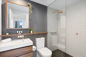 Central Brisbane Stay With Balcony, Pool & BBQ