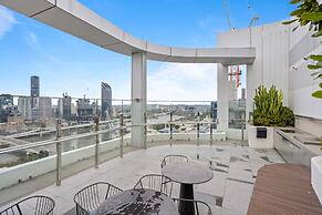 Central Brisbane Stay With Balcony, Pool & BBQ