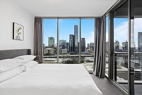 Central Brisbane Stay With Balcony, Pool & BBQ
