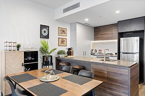 Central Brisbane Stay With Balcony, Pool & BBQ