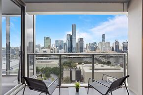 Central Brisbane Stay With Balcony, Pool & BBQ