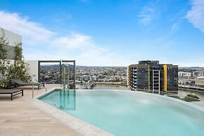 Central Brisbane Stay With Balcony, Pool & BBQ