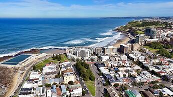Charming Townhouse Steps From Newcastle Beach