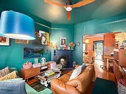Charming Townhouse Steps From Newcastle Beach