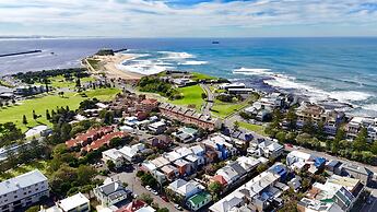 Charming Townhouse Steps From Newcastle Beach