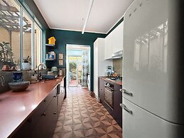 Charming Townhouse Steps From Newcastle Beach