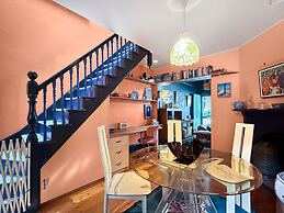 Charming Townhouse Steps From Newcastle Beach