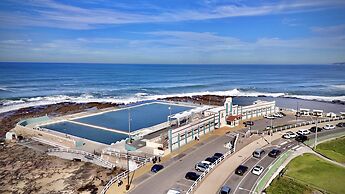 Charming Townhouse Steps From Newcastle Beach
