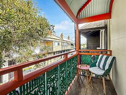 Charming Townhouse Steps From Newcastle Beach