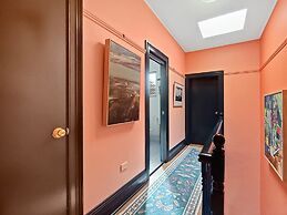 Charming Townhouse Steps From Newcastle Beach