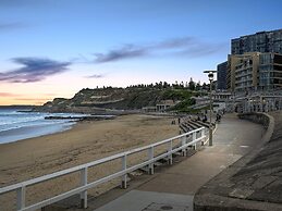 Charming Townhouse Steps From Newcastle Beach