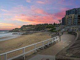 Charming Townhouse Steps From Newcastle Beach