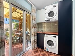 Charming Townhouse Steps From Newcastle Beach
