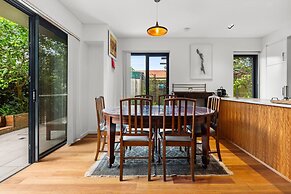Spacious 2-bed Retreat With BBQ & Courtyard
