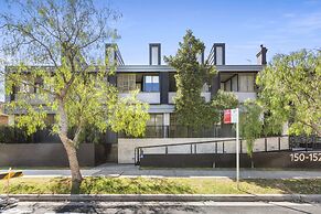 Spacious 2-bed Retreat With BBQ & Courtyard