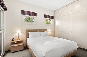Wellness Escape: 1-bed Home + Studio & Sauna