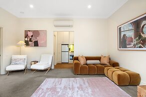 Wellness Escape: 1-bed Home + Studio & Sauna