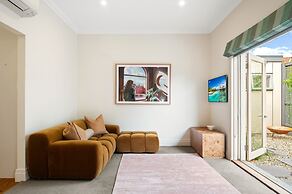 Wellness Escape: 1-bed Home + Studio & Sauna