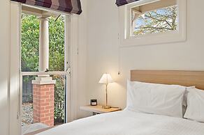 Wellness Escape: 1-bed Home + Studio & Sauna