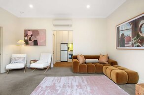 Wellness Escape: 1-bed Home + Studio & Sauna