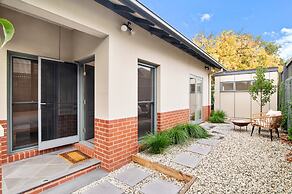 Wellness Escape: 1-bed Home + Studio & Sauna