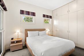 Wellness Escape: 1-bed Home + Studio & Sauna