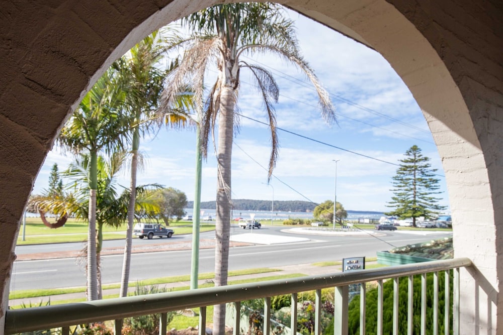 Charming 2-bed Apartment With Bay Views