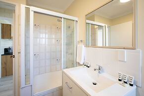 Charming 2-bed Apartment With Bay Views