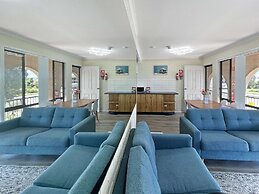 Charming 2-bed Apartment With Bay Views