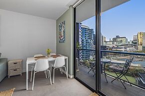 Docklands Waterfront Elegance With Cityscape Views