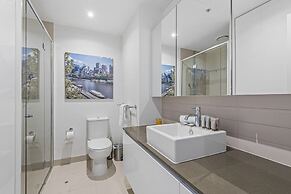 Docklands Waterfront Elegance With Cityscape Views