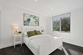 Stylish 1-bed Apartment With Balcony & Pool Access