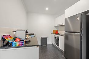 Stylish 1-bed Apartment With Balcony & Pool Access
