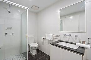 Stylish 1-bed Apartment With Balcony & Pool Access