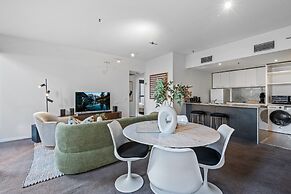 Chic Inner-city Stay With Balcony