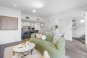 Chic Inner-city Stay With Balcony