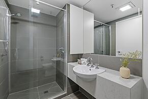 Chic Inner-city Stay With Balcony