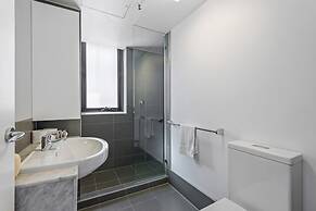 Chic Inner-city Stay With Balcony
