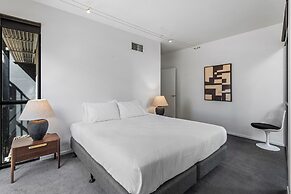 Chic Inner-city Stay With Balcony