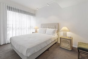 Chic Inner-city Stay With Balcony