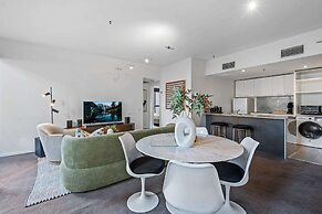 Chic Inner-city Stay With Balcony