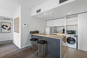 Chic Inner-city Stay With Balcony