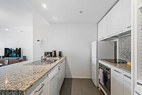Chic Inner-city Stay With Balcony