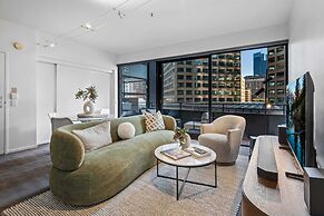 Chic Inner-city Stay With Balcony