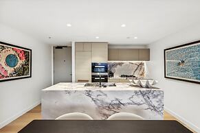 Jewel Luxury Beachside 2-bed With Water View