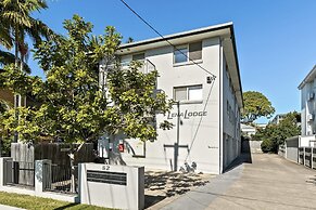 Charming 3-bed Apartment Near Local Shops