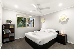 Charming 3-bed Apartment Near Local Shops