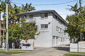 Charming 3-bed Apartment Near Local Shops